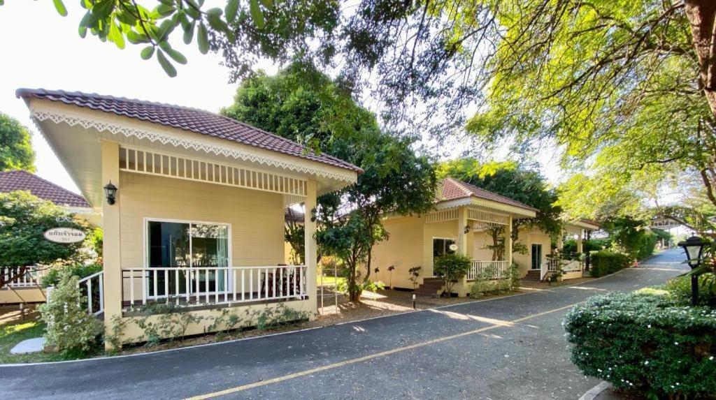 Ruen Maihom Riverside Cottage Kanchanaburi Extérieur photo